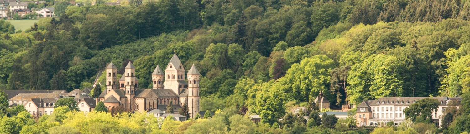 Blick auf die Abtei Maria Laach mit dem Laacher See im Vordergrund - Martina Wagner Immobilien