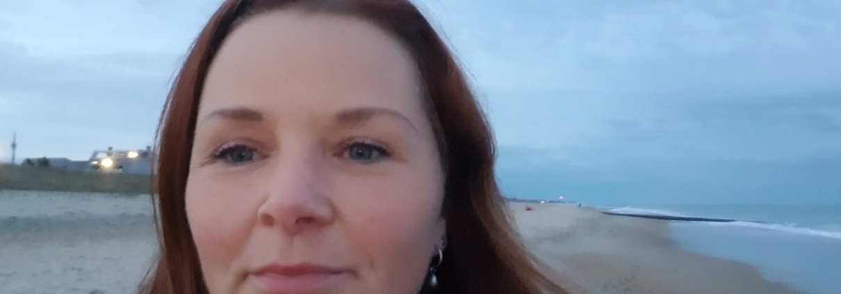 Martina Wagner Selfie mit Strand im Hintergrund - Martina Wagner Immobilien