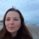 Martina Wagner Selfie mit Strand im Hintergrund - Martina Wagner Immobilien
