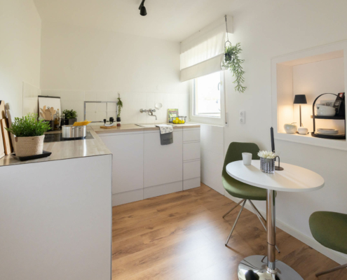 kleine gemütliche Küche - gestaged mit Pappmöbeln und moderner Sitzecke - Martina Wagner Immobilien