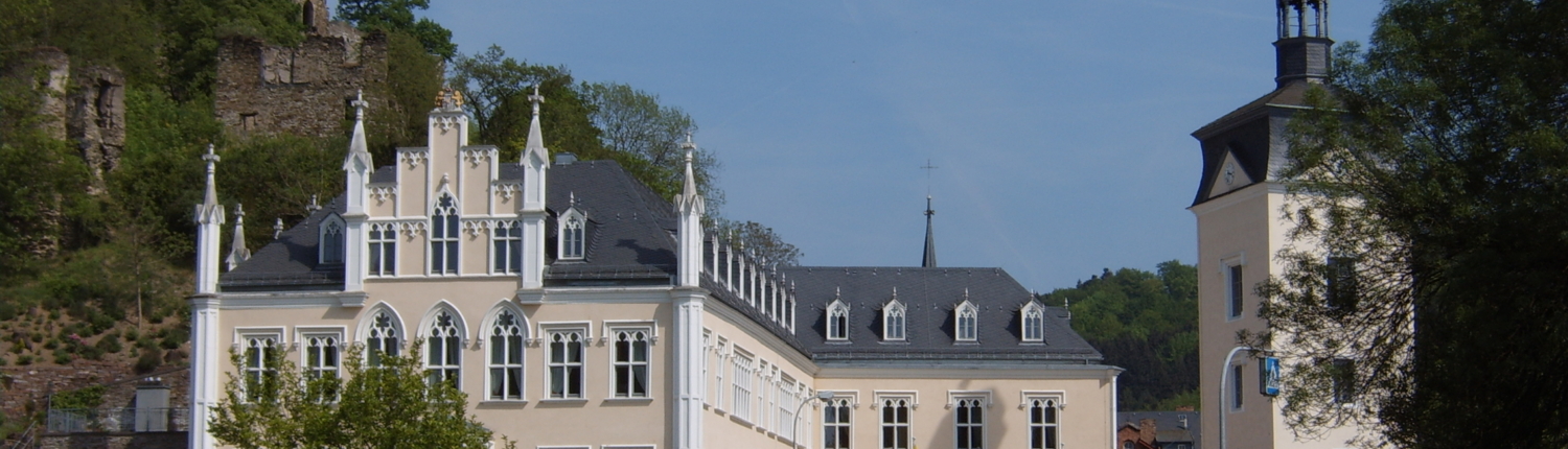 Das Schloss Sayn in Bendorf Sayn bei blauem Himmel