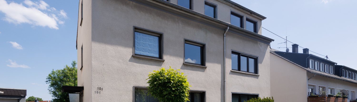 Seitenansicht mit Eingangsbereich des Dreifamilienhauses in Koblenz Metternich