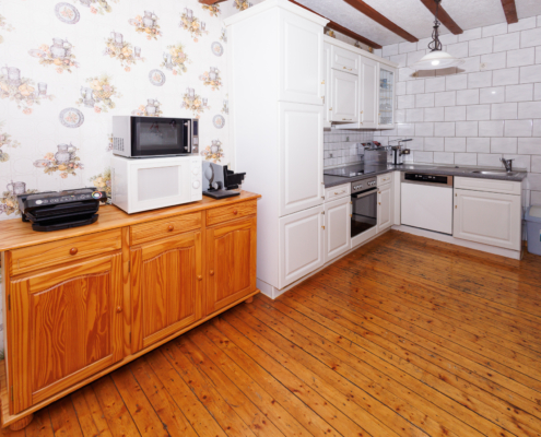 Küche mit Holzdielen Betreiberwohnung