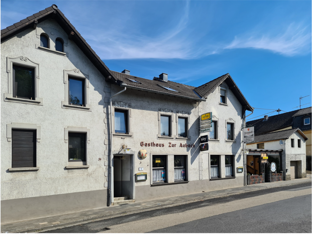 Frontansicht des Gasthaus zur Aubach bei blauem Himmel